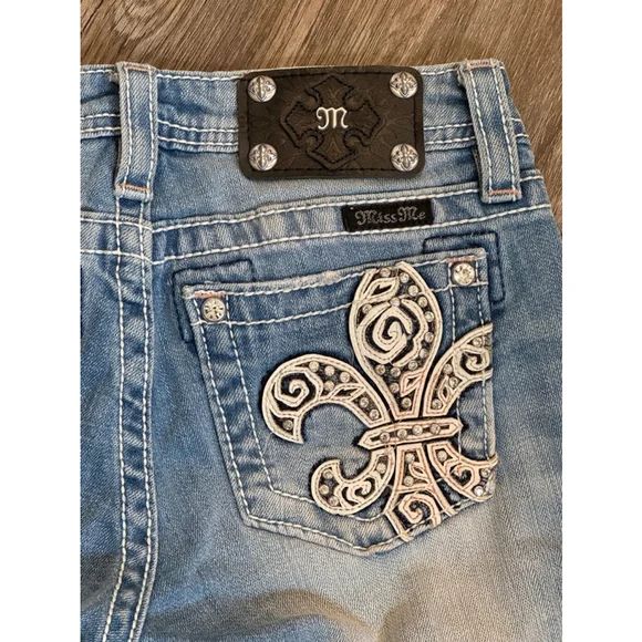 Miss Me Jeans Girls Light Wash Embellished Faded Bermuda Denim Shorts Si… - Picture 9 of 9